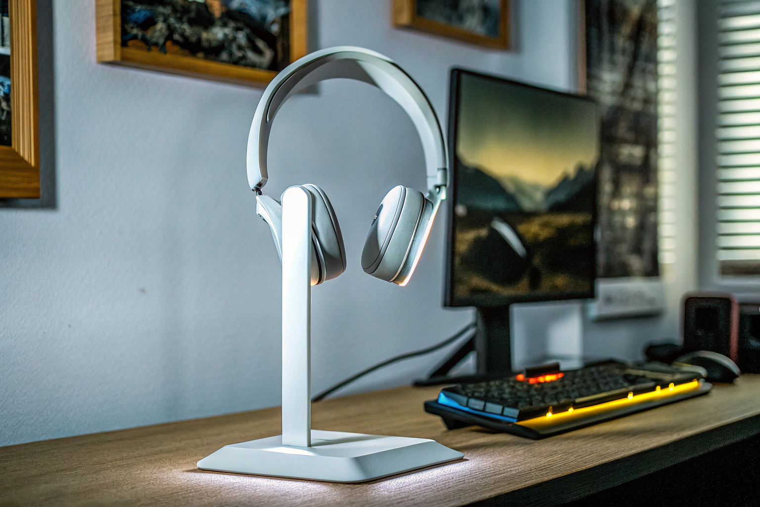 Beleuchteter Kopfhörerständer auf einem Schreibtisch in einem modernen Gaming-Setup. Kopfhörerständer mit LED-Beleuchtung