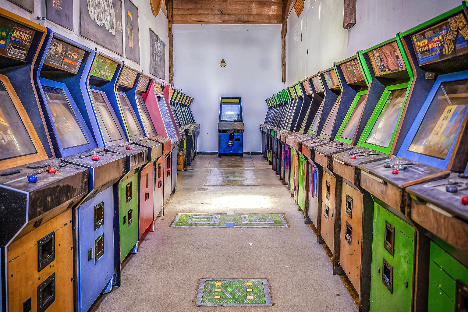 Bild einer klassischen Arcade-Spielhalle aus den 1980er Jahren mit mehreren beliebten Spielautomaten. Klassische Arcade-Spielhalle aus den 1980er Jahren