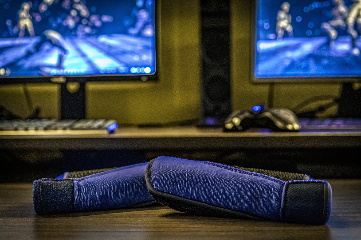 Bild eines Gamers mit Gaming-Armstulpen, der an einem PC spielt Gamer mit Armstulpen