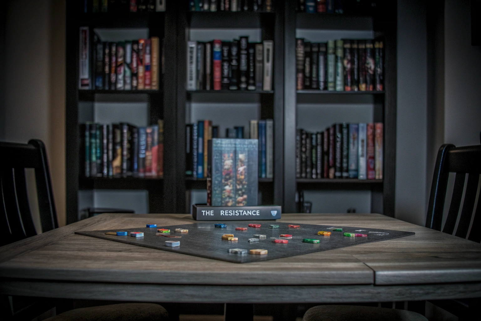 Brettspielabend mit Freunden, bei dem das Spiel 'Der Widerstand' gespielt wird. Brettspiel Der Widerstand