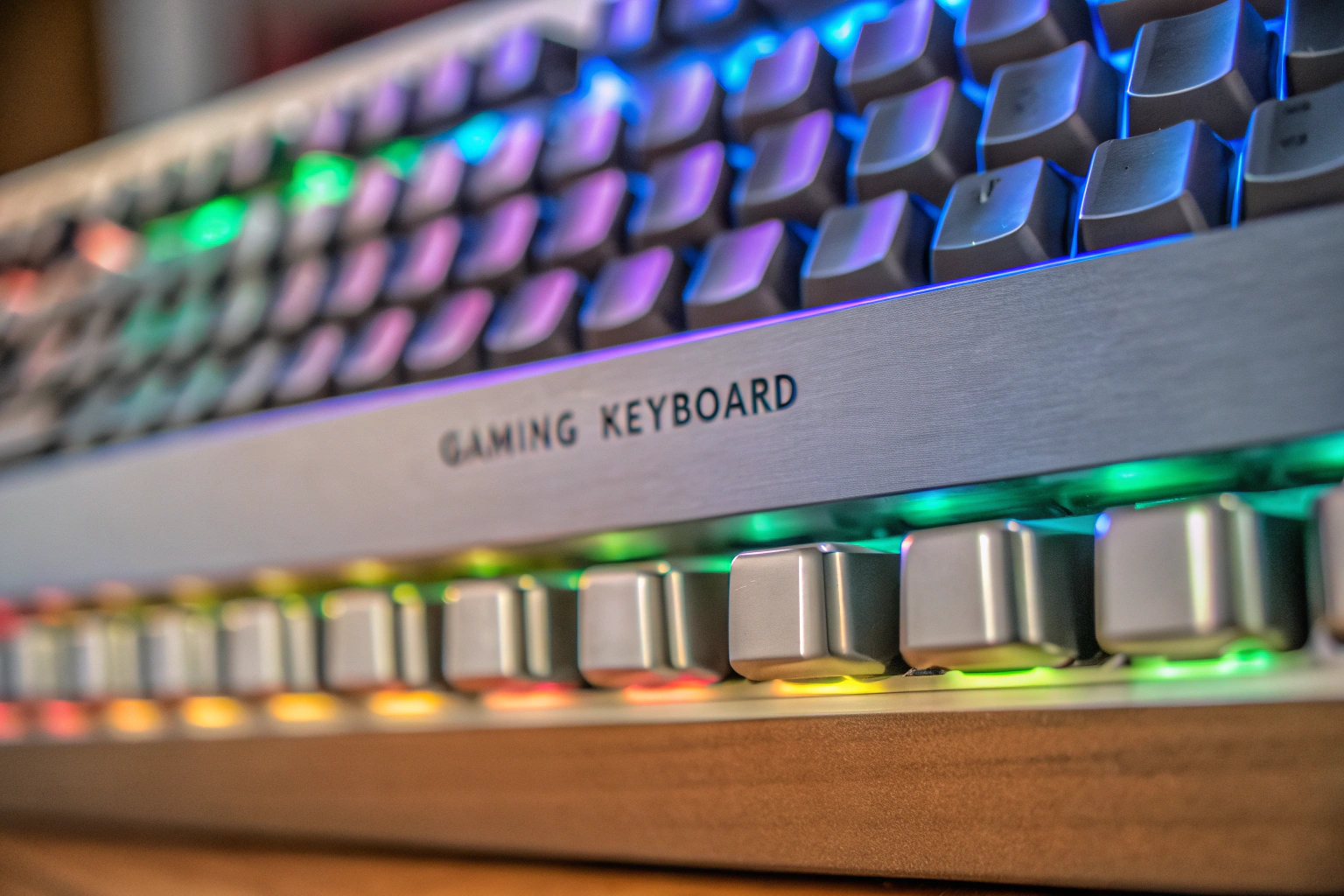 Close-up einer mechanischen Gaming-Tastatur mit RGB-Beleuchtung. Mechanische Gaming-Tastatur mit RGB-Beleuchtung