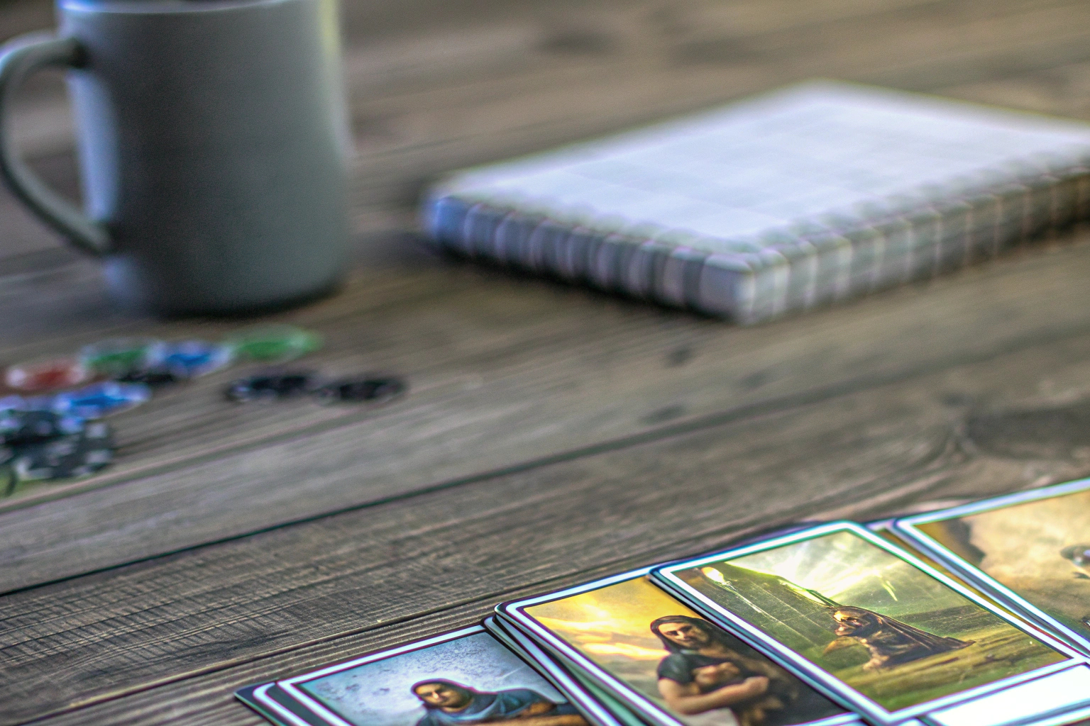 Coup Reformation, ein Kartenspiel, das neue Teamdynamiken einführt. Coup Reformation Kartenspiel