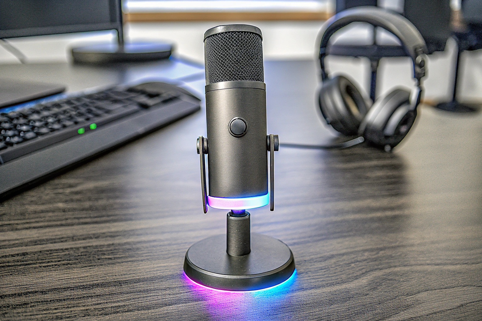 Das FIFINE Gaming Mikrofon leuchtet in verschiedenen Farben und steht auf einem Gaming-Tisch. FIFINE Gaming Mikrofon