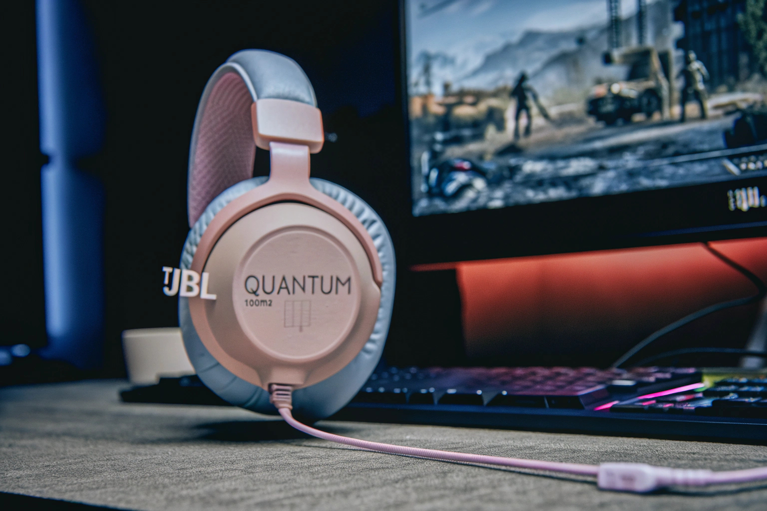 Das JBL Quantum 100M2 Gaming Headset mit Zubehör. JBL Quantum 100M2 Gaming Headset