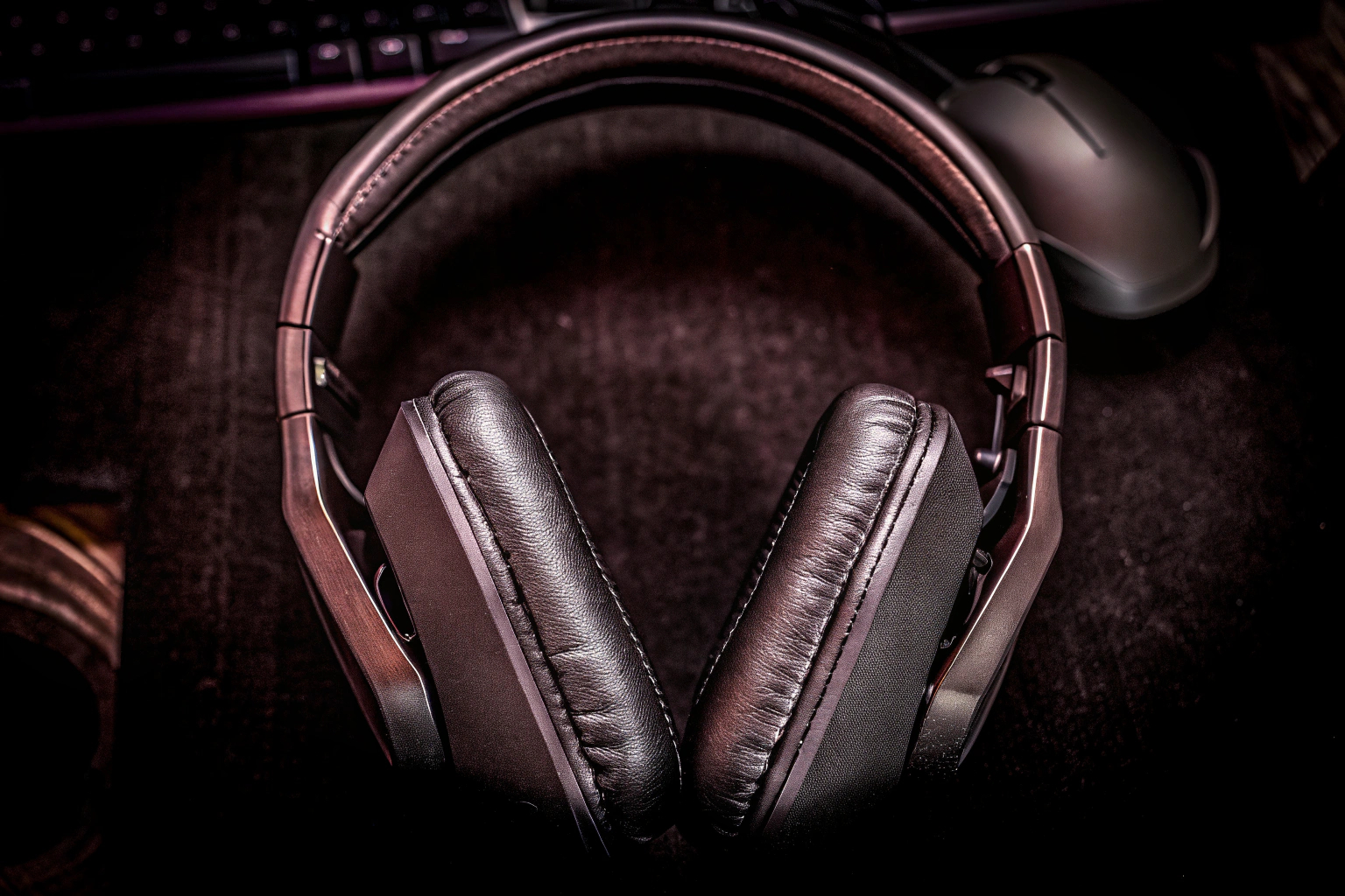 Das Logitech G432 Headset, das den drehbaren Ohrpolstern und das Design zeigt. Logitech G432 Headset