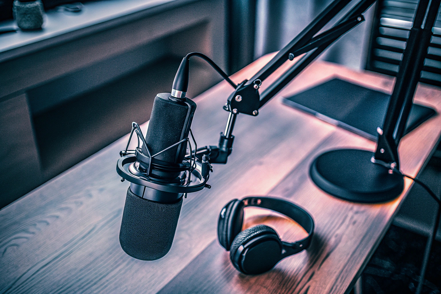 Das Moman Streaming Mikrofon auf einem Schreibtisch, bereit für den Einsatz. Moman Streaming Mikrofon