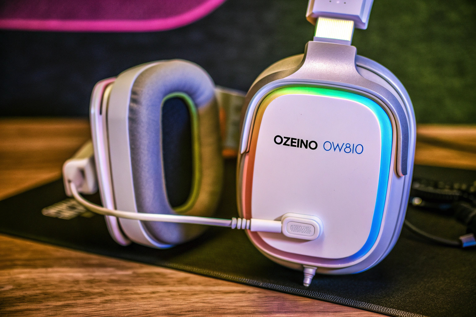 Das Ozeino OW810 Gaming-Headset, das die RGB-Beleuchtung und die kabellose Verbindungsmöglichkeiten zeigt. Ozeino OW810 Headset