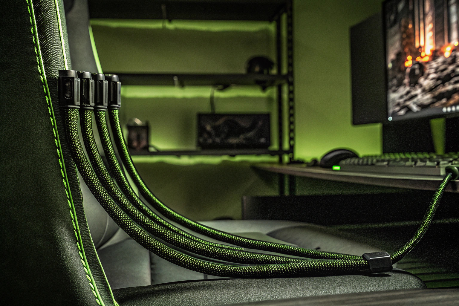 Der AGPTEK Kabelschlauch in Verwendung an einem Gaming-Setup. AGPTEK Kabelschlauch