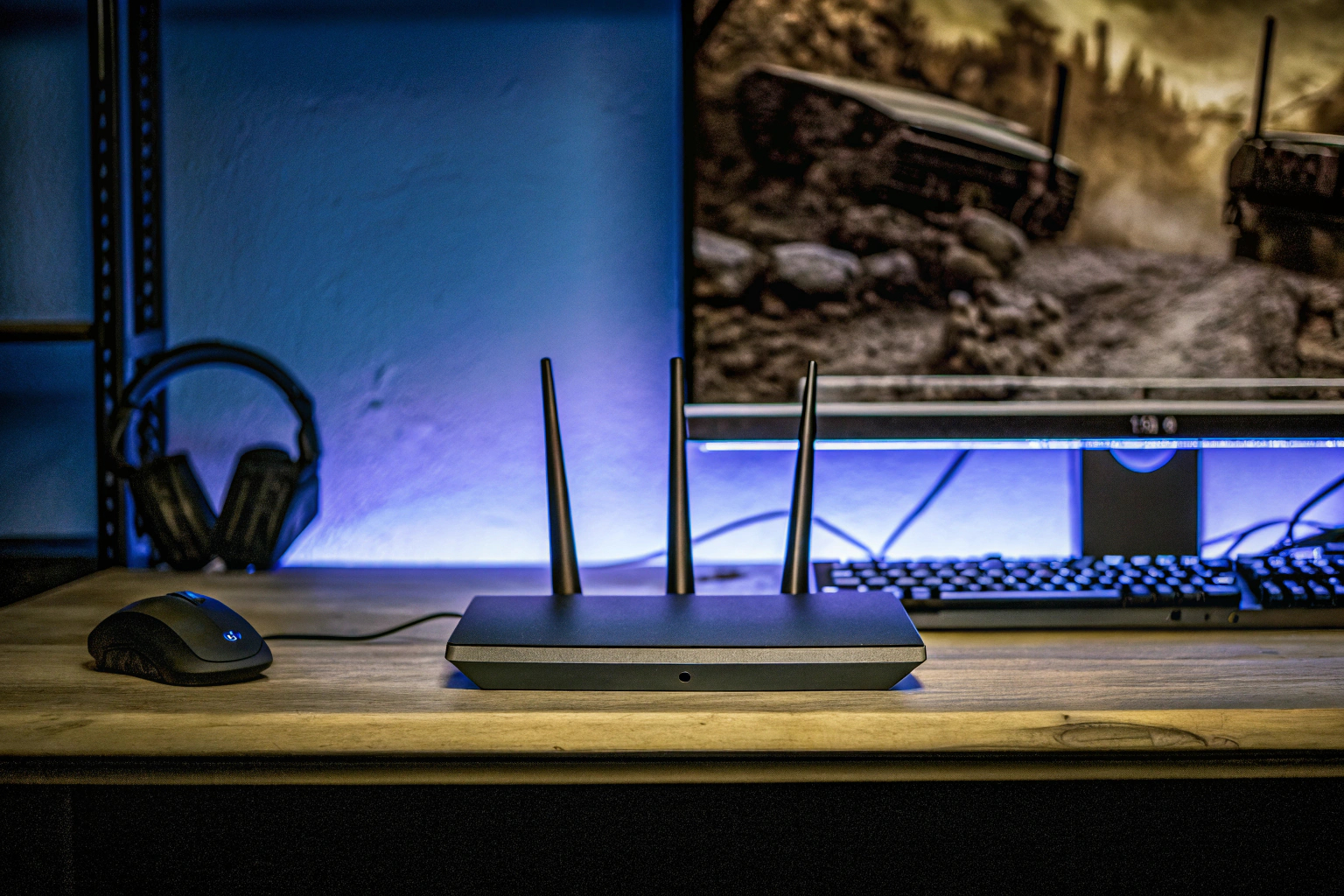 Der ASUS TUF Gaming AX3000 V2 Router in einem modernen Gaming-Setup. ASUS TUF Gaming AX3000 V2 Router