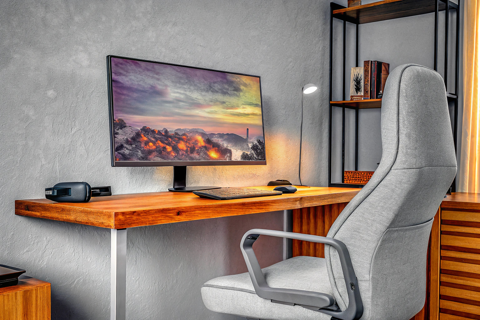 Der BenQ GW2490E Monitor auf einem Schreibtisch mit einem bequemen Stuhl. BenQ GW2490E Monitor