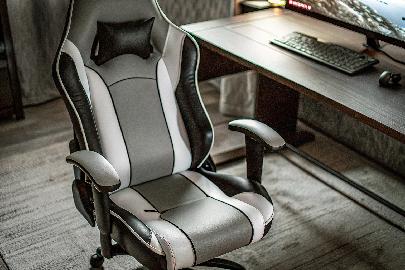 Der bigzzia Gaming-Stuhl in Schwarz-Weiß beim Einsatz in einem modernen Gaming-Setup. bigzzia Gaming-Stuhl in Schwarz-Weiß