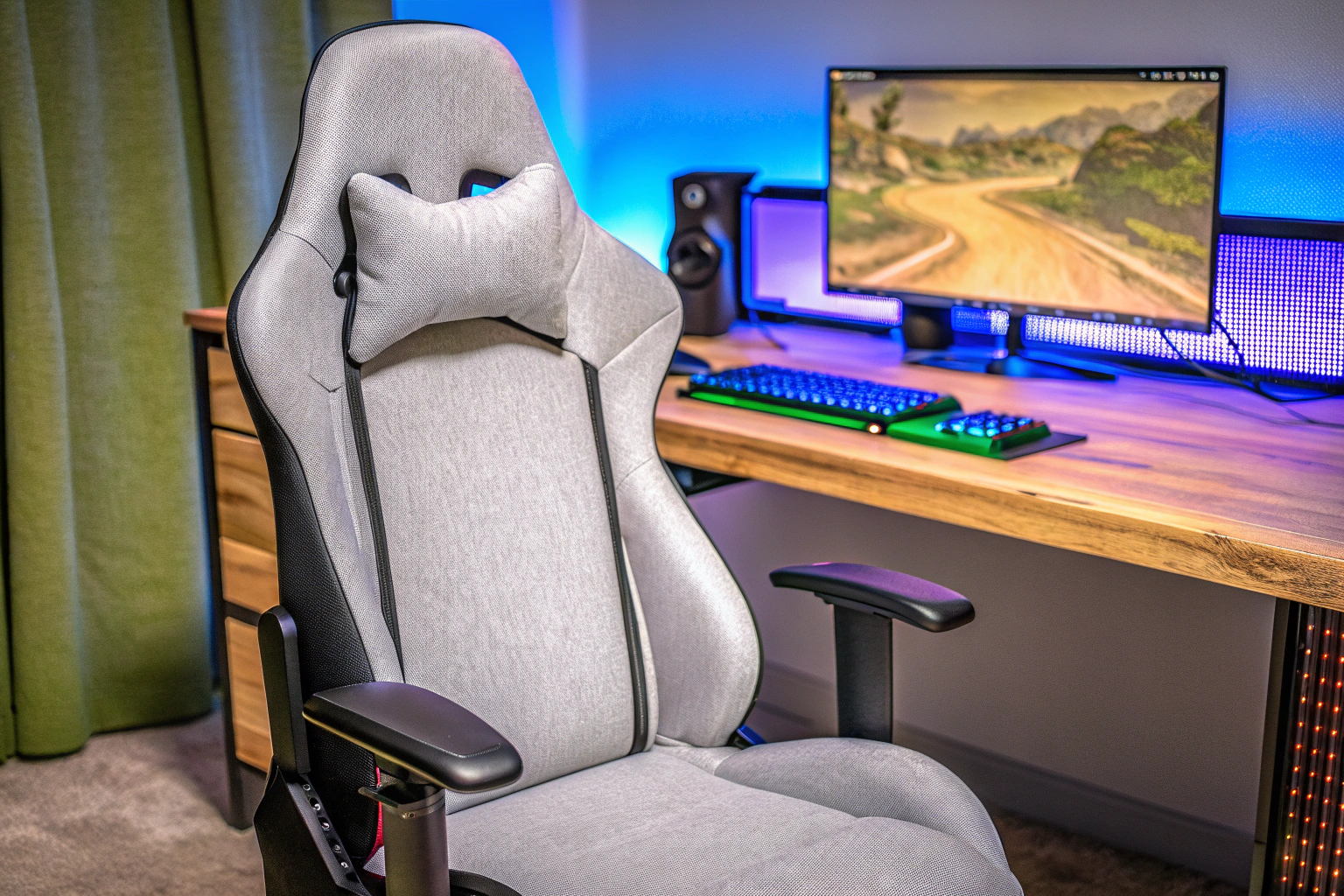 Der Corsair T3 RUSH Fabric Gaming-Stuhl in einem modernen Gaming-Setup. Corsair T3 RUSH Gaming-Stuhl