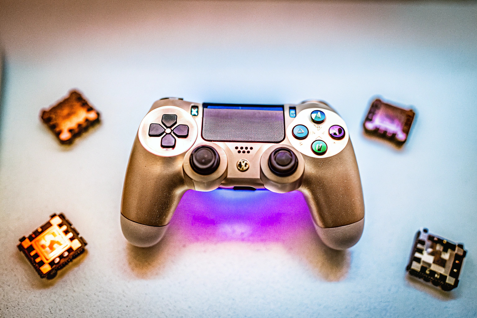 Der FIEHDUW ManbaOne Controller mit seinem interaktiven Bildschirm und modernen Design. FIEHDUW ManbaOne Gaming Controller