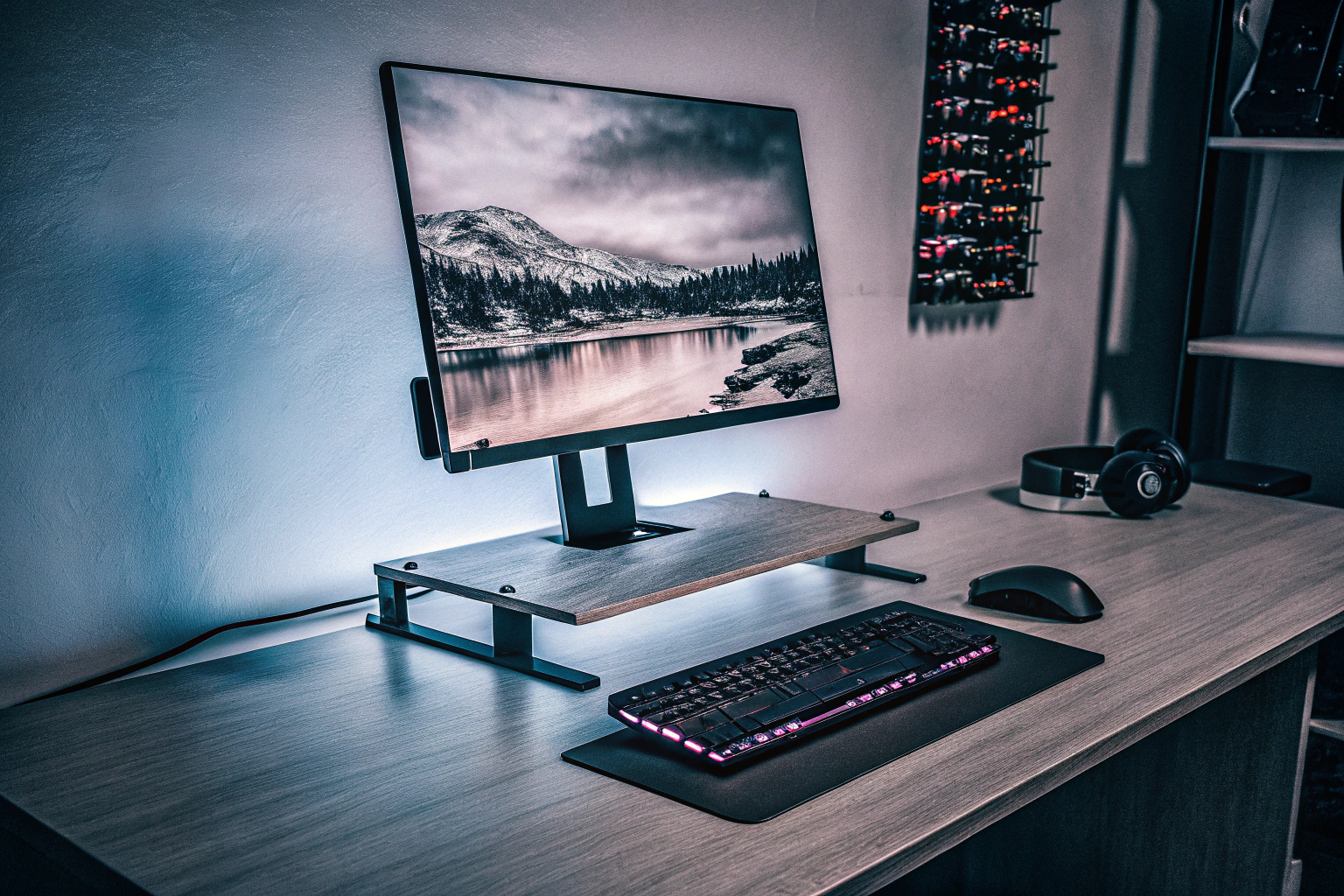 Der Lenovo Legion R27qe Monitor in einem modernen Gaming-Setup. Lenovo Legion R27qe