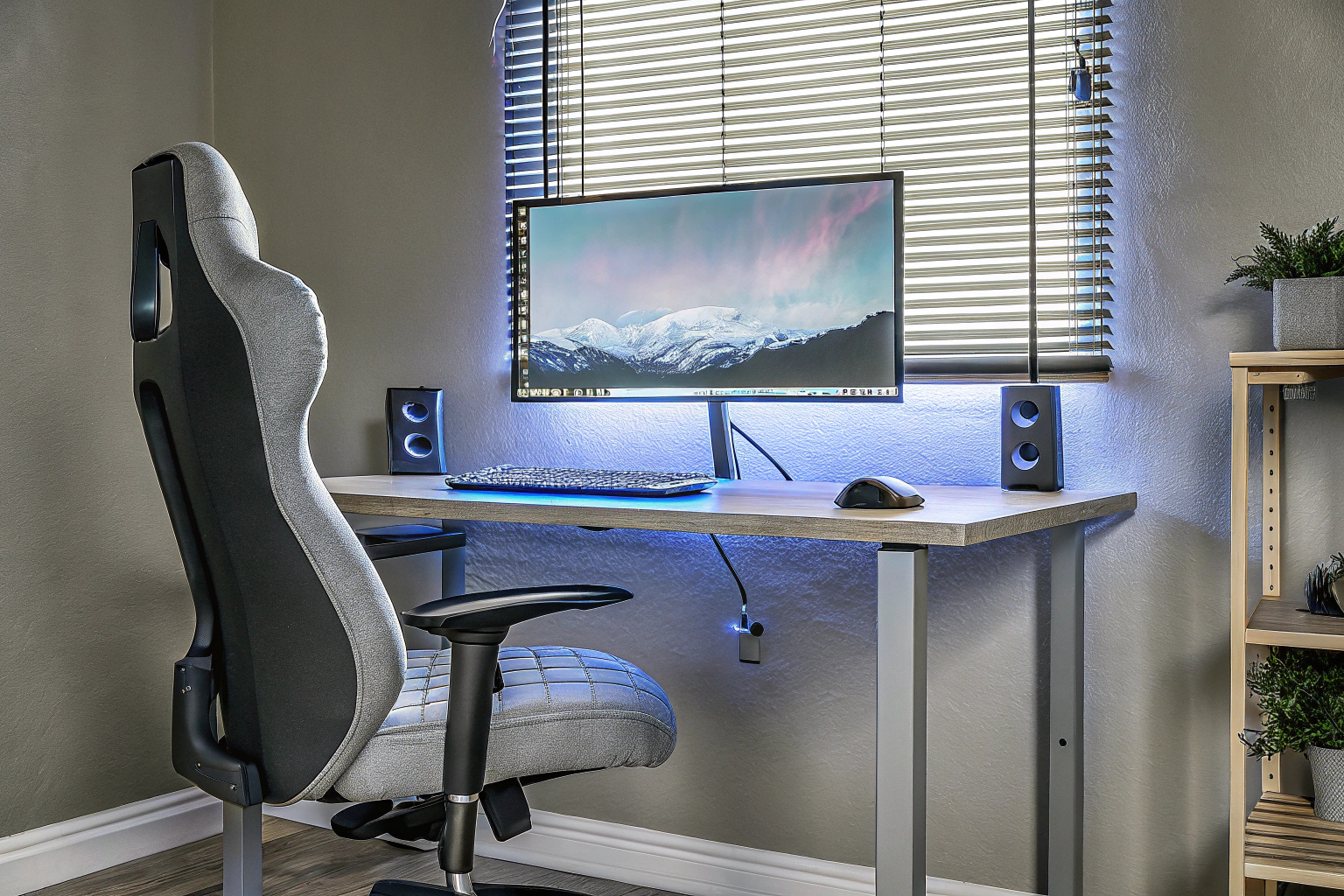 Der Minifire Gaming Monitor in einem vielseitigen Home-Office-Setup. Minifire Gaming Monitor