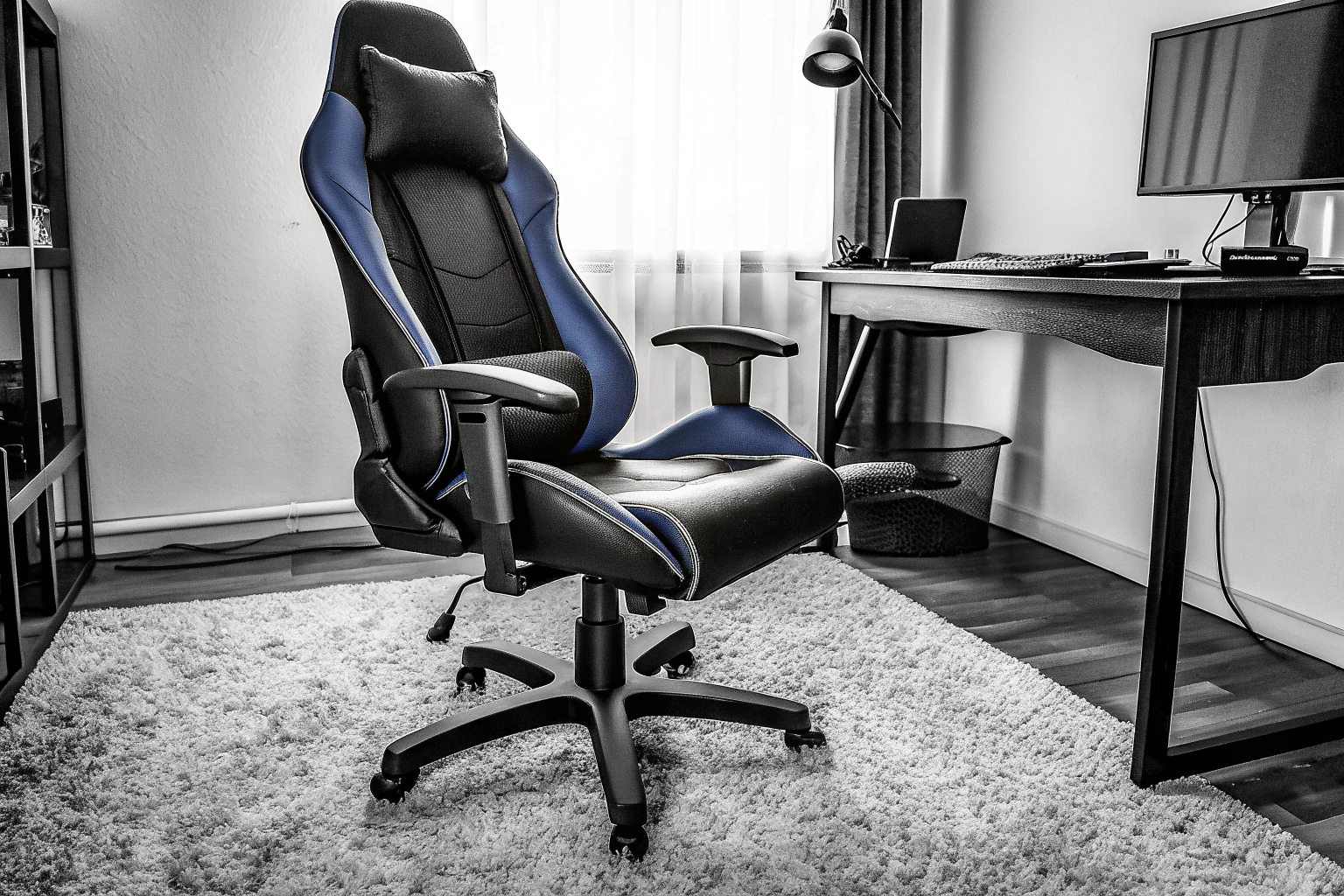 Der WOTSTA Gaming Stuhl in einem modernen Arbeitszimmer. WOTSTA Gaming Stuhl in einem modernen Arbeitszimmer