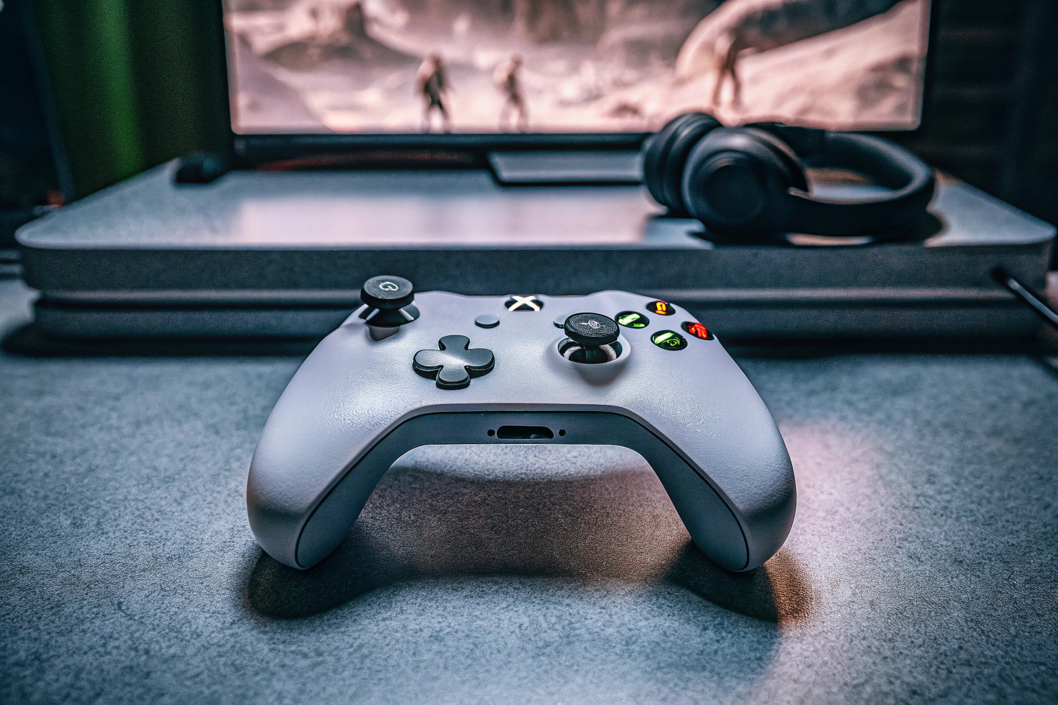 Der Xbox Wireless Controller in der Hand eines Spielers, bereit für ein intensives Gaming-Erlebnis. Xbox Wireless Controller im Einsatz