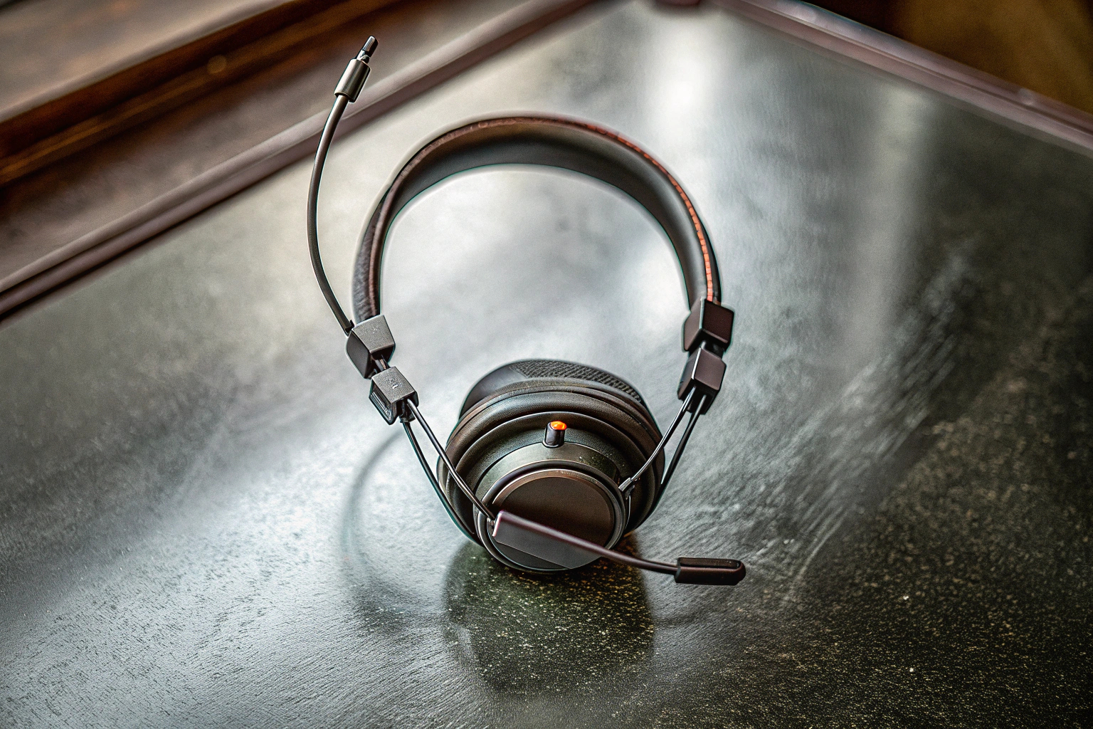 Detailansicht des RØDE NTH-100M Headsets mit abgenommenem Mikrofon. RØDE NTH-100M Headset ohne Mikrofon