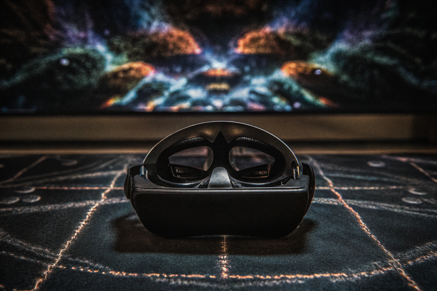 Detailansicht eines Mixed-Reality-Headsets in Aktion mit immersiven Grafiken Mixed-Reality-Headset mit immersiven Grafiken