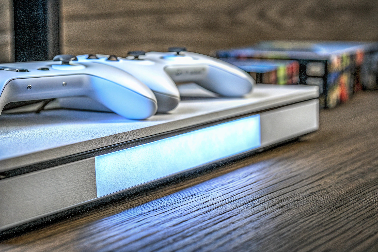 Detailaufnahme der ASTEKID Retro Konsole mit ihren ergonomischen weißen Controllern. ASTEKID Retro Konsole mit 21.000+ Spielen