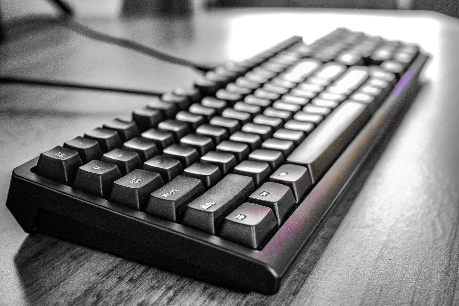 Detailaufnahme der Logitech G213 Prodigy Gaming-Tastatur mit RGB-Beleuchtung. Logitech G213 Prodigy Gaming-Tastatur