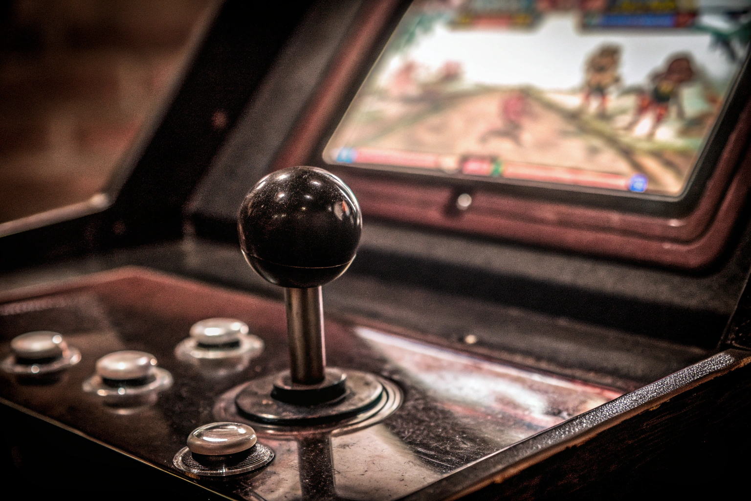 Detailaufnahme der Mini-Arcademachine beim Spielen eines Retro-Spiels, zeigt den Joystick und das Display. Mini-Arcademachine mit Retro-Spiel