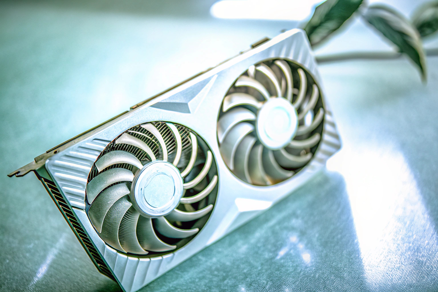 Detailaufnahme der MSI GeForce RTX 3060 VENTUS 2X 12G OC Grafikkarte mit ihren zwei Lüftern und dem modernen Design. MSI GeForce RTX 3060 VENTUS 2X 12G OC Grafikkarte