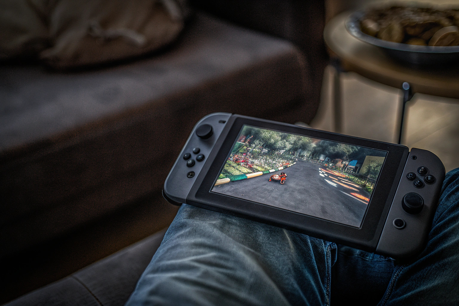 Detailaufnahme der Nintendo Switch 2 im Handheld-Modus mit dem Spiel Mario Kart World. Nintendo Switch 2 Handheld-Modus