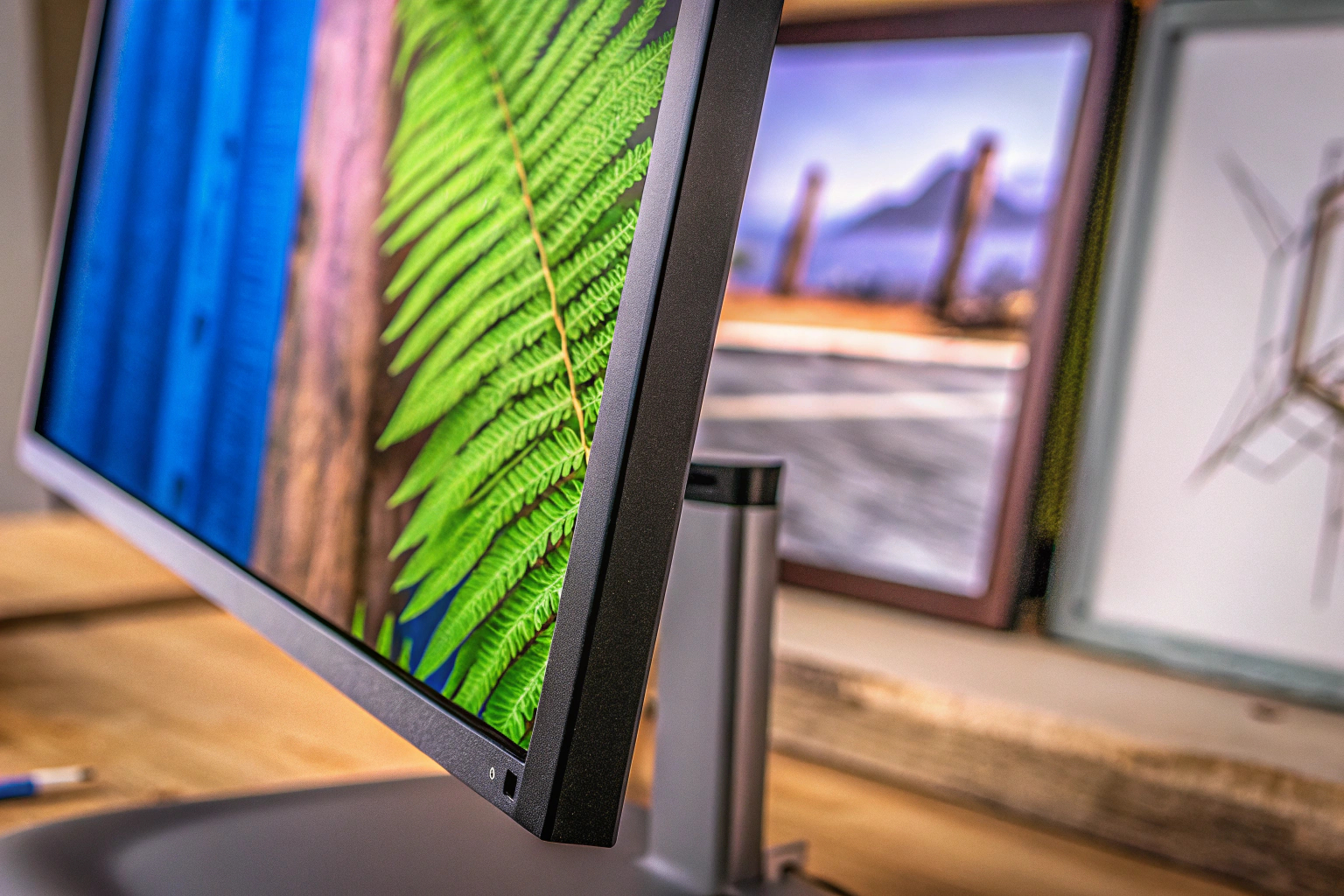 Detailaufnahme des ASUS ProArt PA278QV Monitors, der ein hervorragendes Bild und ergonomisches Design bietet. ASUS ProArt PA278QV Monitor