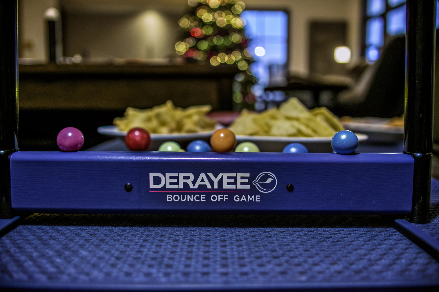 Detailaufnahme des DERAYEE Bounce Off Game, das bei einer Familienparty gespielt wird. DERAYEE Bounce Off Game in Aktion