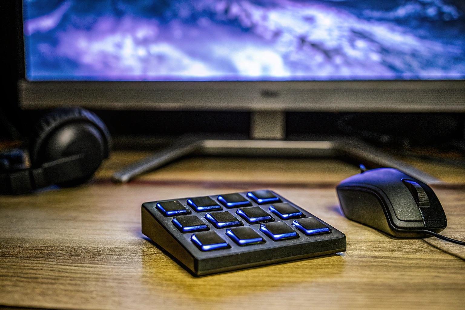 Detailaufnahme des Elgato Stream Deck Mini auf einem voll ausgestatteten Schreibtisch. Elgato Stream Deck Mini auf einem Schreibtisch