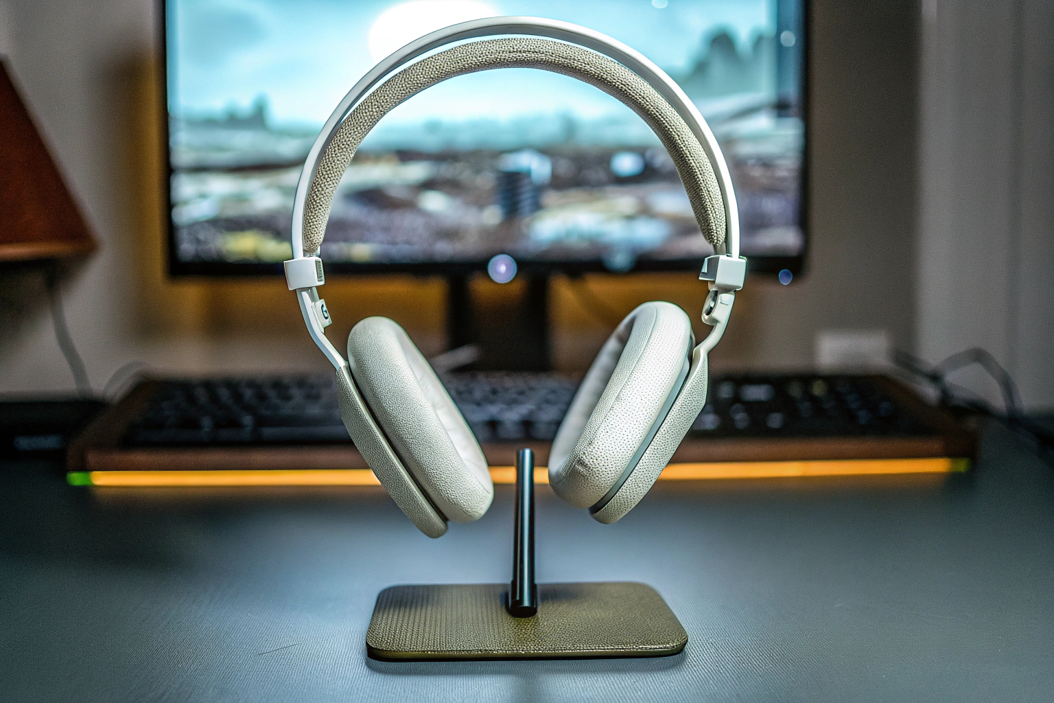 Detailaufnahme des Logitech G435 Headsets in einem Gaming-Setup Logitech G435 in einem Gaming-Setup