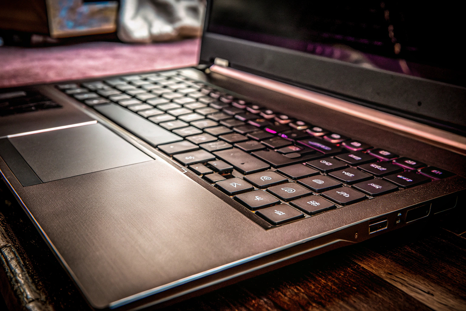 Detailaufnahme des MSI Stealth A16 AI+ Laptops, der für seine Eleganz und Leistung bekannt ist. MSI Stealth A16 AI+ Gaming Laptop