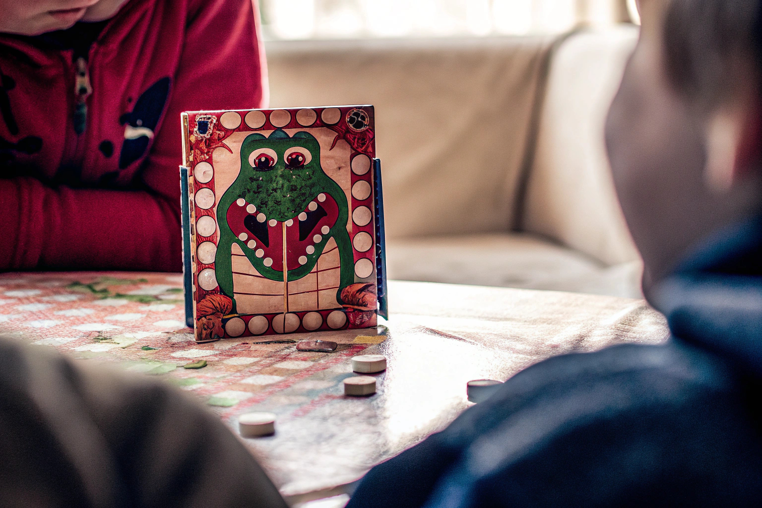 Detailaufnahme des Noris Mini Beißendes Krokodil Spiels, das von Kindern gespielt wird. Noris Mini Beißendes Krokodil in Aktion