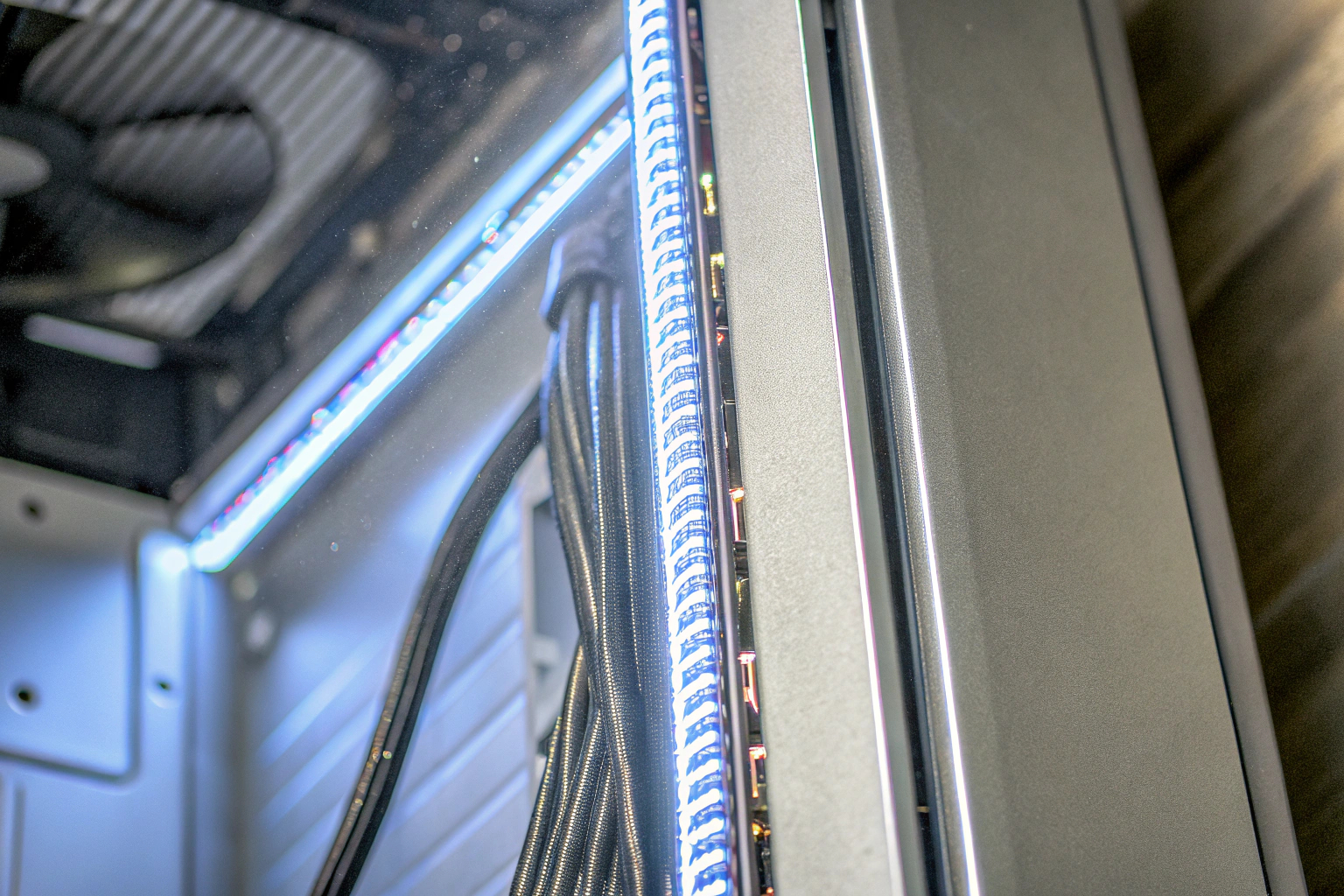 Detailaufnahme einer ARGB-Lichtleiste, die den Innenraum eines Gaming-PCs beleuchtet. ARGB-Lichtleiste für Gaming-PC