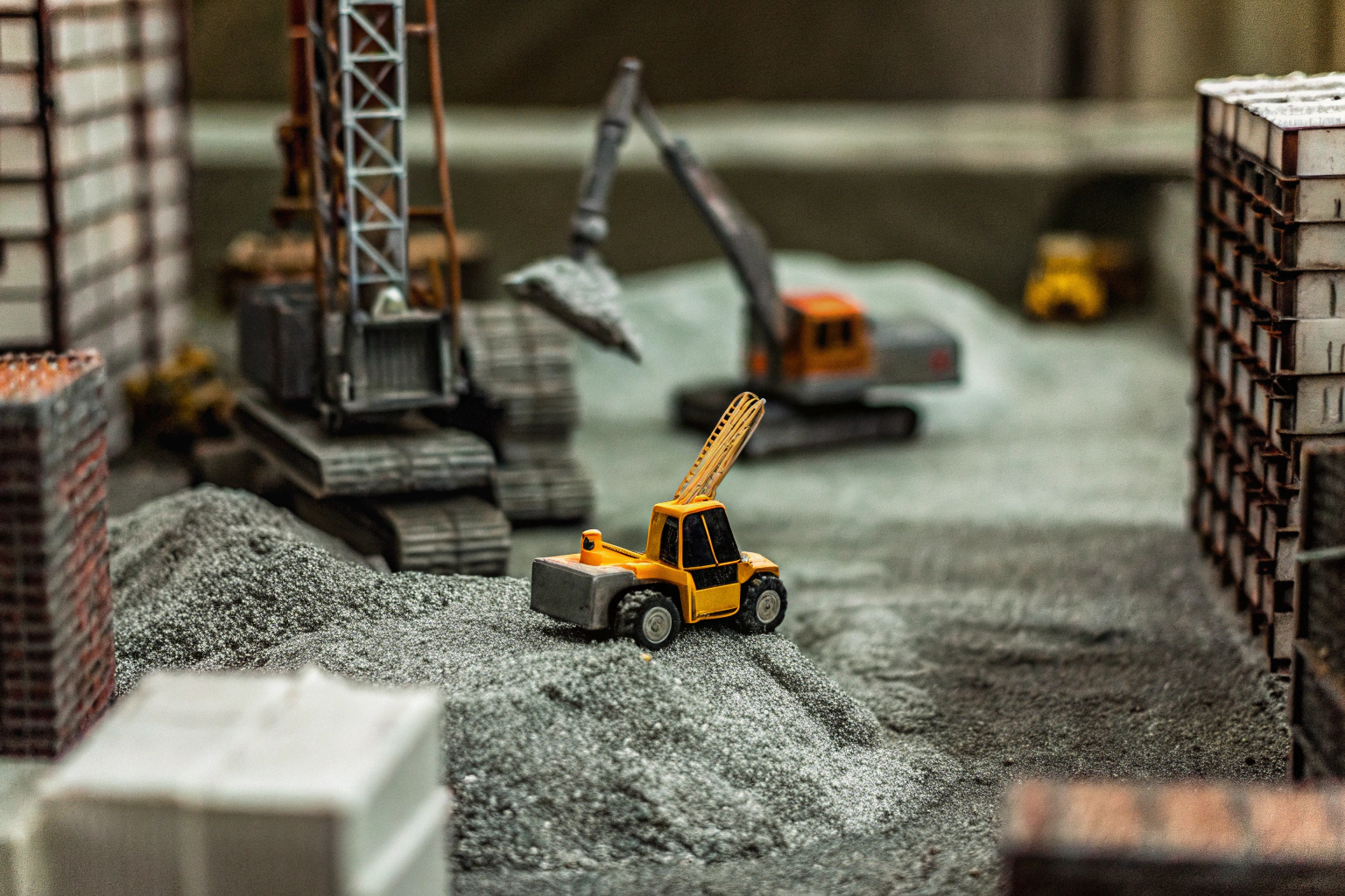 Detailaufnahme einer Baustelle im Bau-Simulator mit verschiedenen Baumaschinen. Bau-Simulator Baustelle