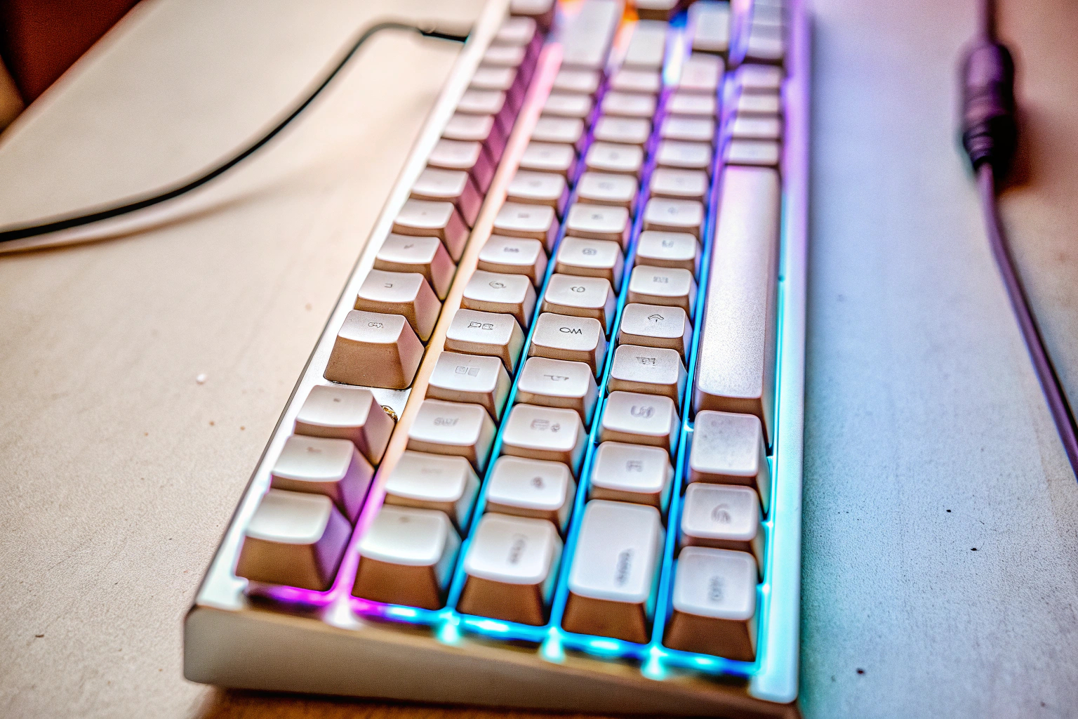 Detailaufnahme einer ergonomischen Gaming-Tastatur mit Handballenauflage, ideal für längere Gaming-Sessions. Ergonomische Gaming-Tastatur