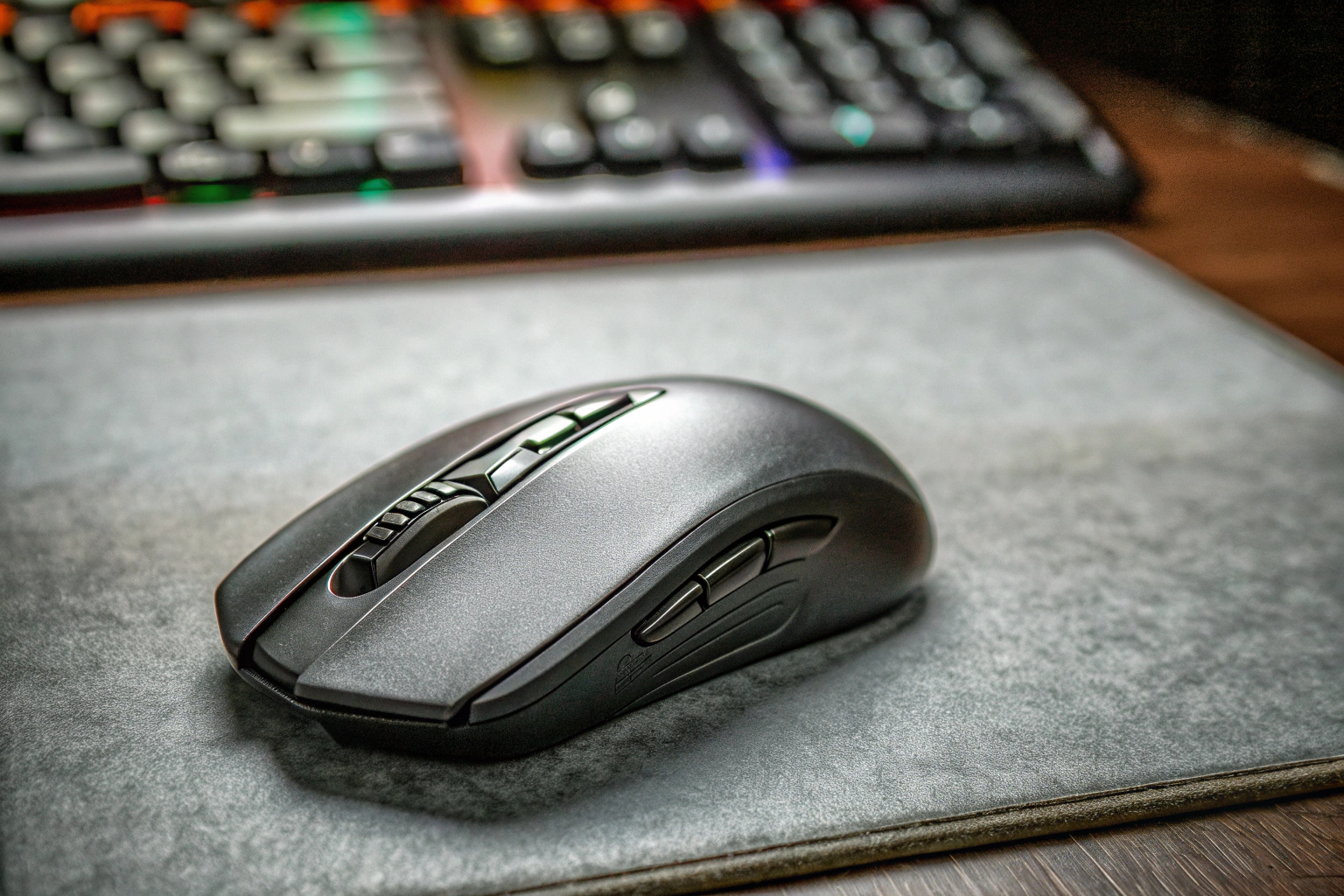 Detailaufnahme einer Gaming-Maus auf einem Schreibtisch. Gaming-Maus Detailaufnahme