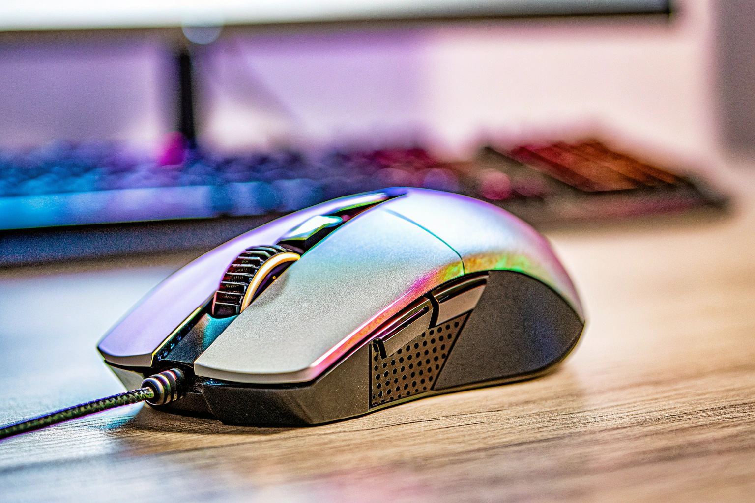 Detailaufnahme einer Gaming-Maus mit RGB-Beleuchtung Gaming-Maus mit RGB-Beleuchtung
