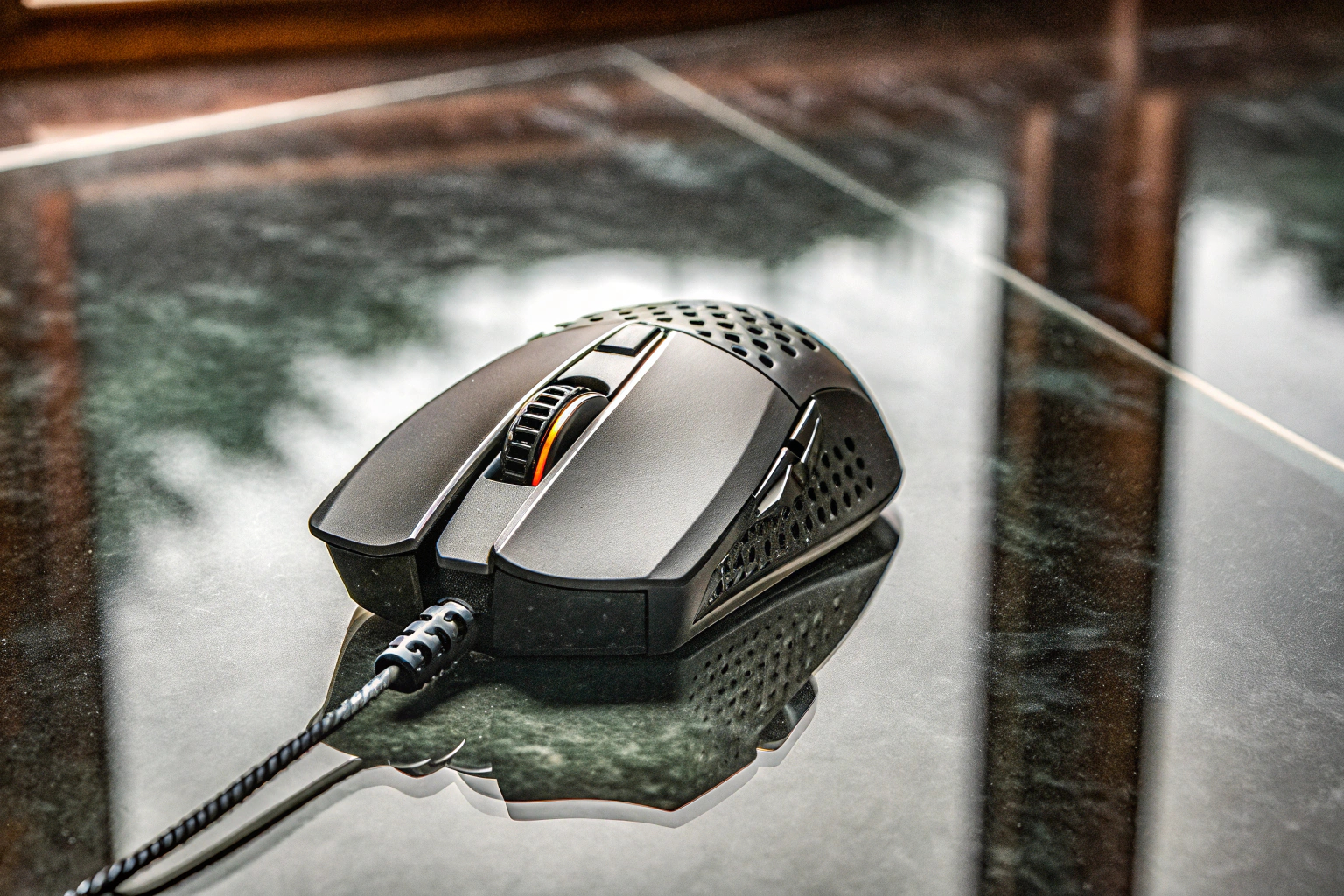 Detailaufnahme einer hochwertigen Gaming-Maus mit RGB-Beleuchtung, die für eSports optimiert ist. Gaming-Maus mit RGB-Beleuchtung