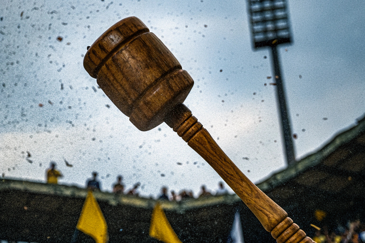 Detailaufnahme einer Holzratsche in Aktion, während eines Sportevents. Holzratsche bei einem Sportevent