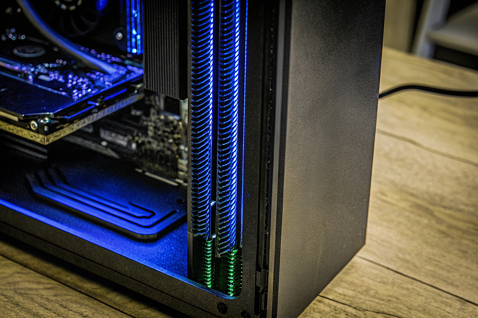 Detailaufnahme einer leistungsstarken Grafikkarte, die in einem Gaming-PC installiert ist. Leistungsstarke Grafikkarte in einem Gaming-PC