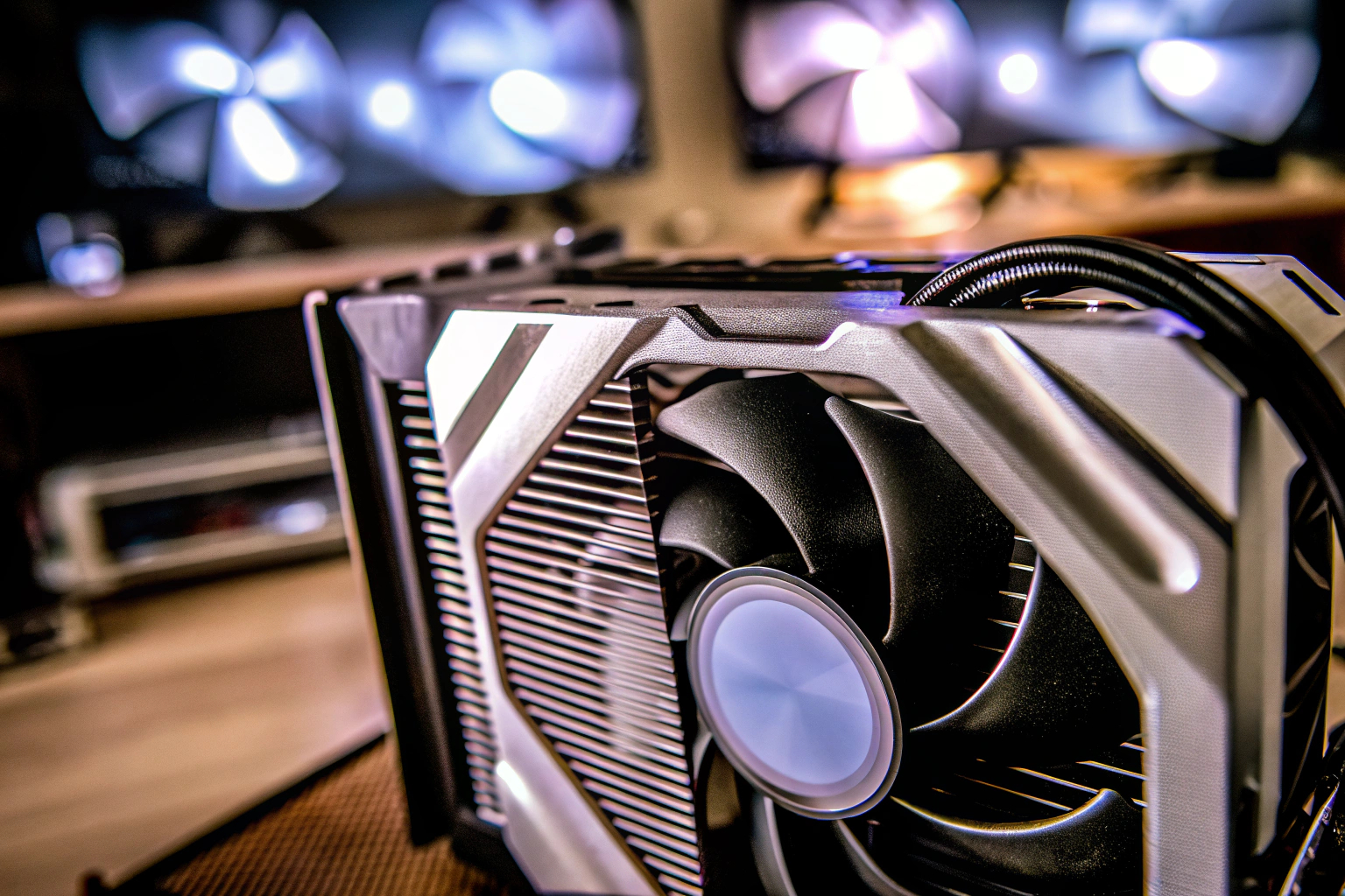Detailaufnahme einer leistungsstarken NVIDIA GPU, die für atemberaubende Grafiken sorgt. NVIDIA GPU im Einsatz
