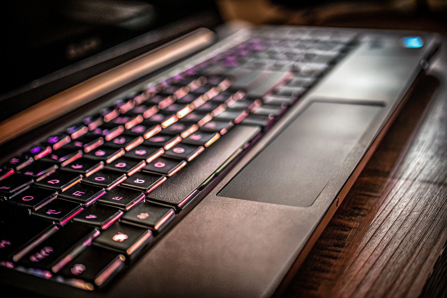 Detailaufnahme einer modernen Gaming-Laptop-Tastatur mit RGB-Beleuchtung. Gaming-Laptop-Tastatur mit RGB-Beleuchtung