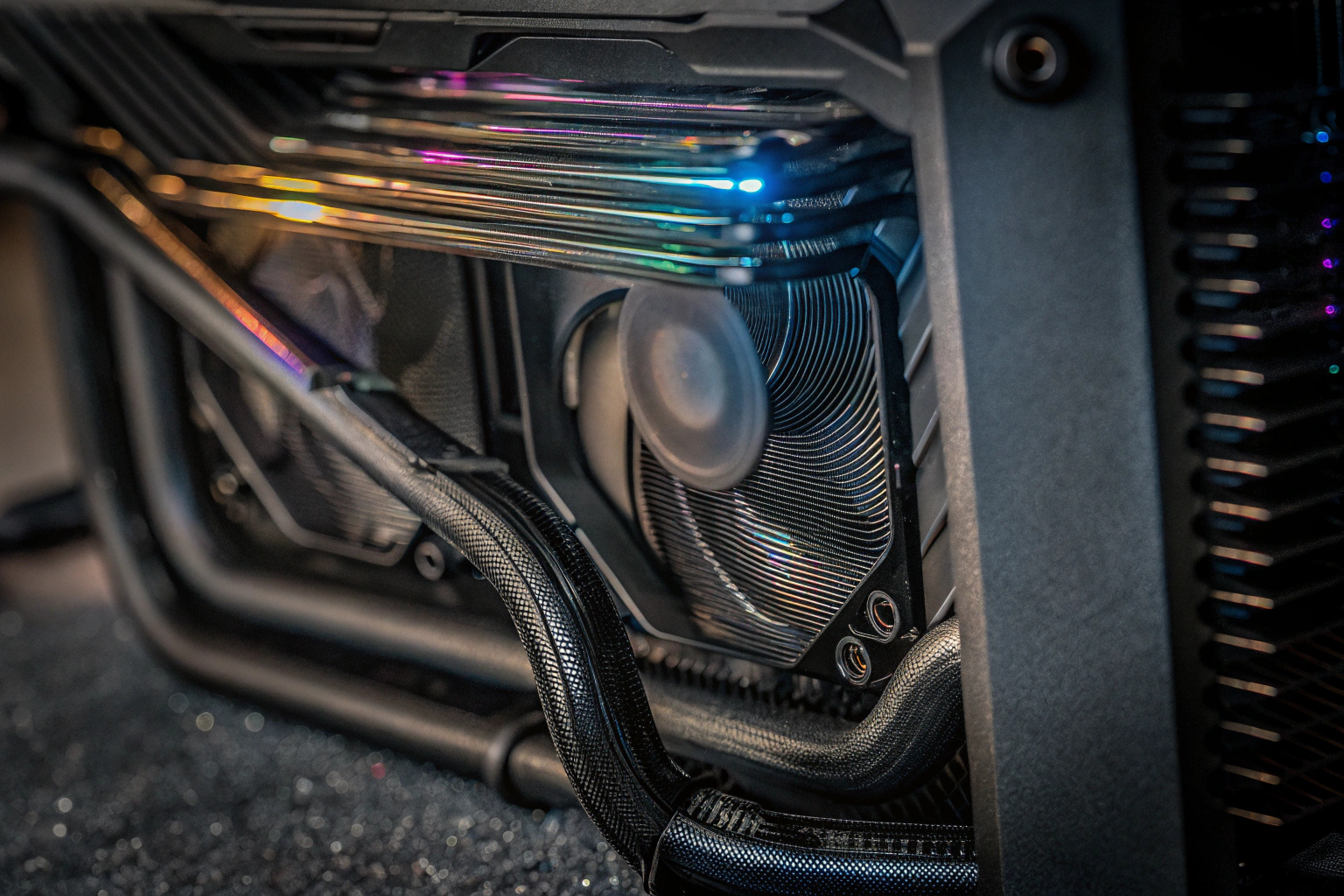 Detailaufnahme einer modernen Grafikkarte mit RGB-Beleuchtung und fortschrittlicher Kühlung. Moderne Grafikkarte mit RGB-Beleuchtung