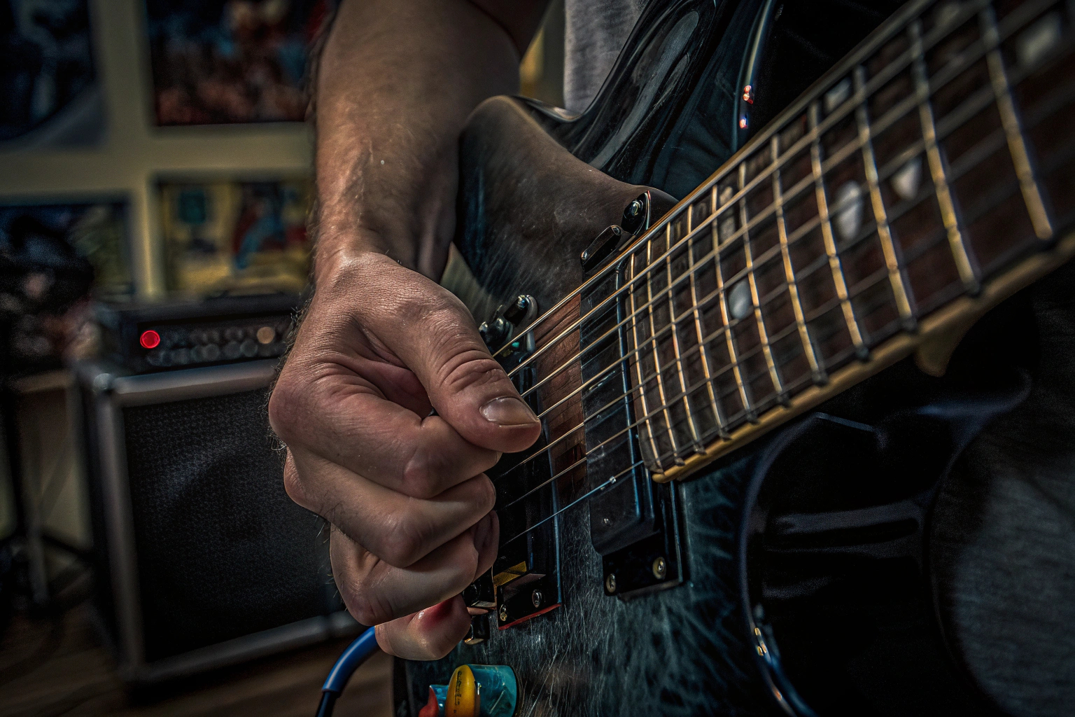 Detailaufnahme einer Person, die auf einer Gitarre Indie-Rock-Riffs spielt. Indie-Rock Gitarre spielen