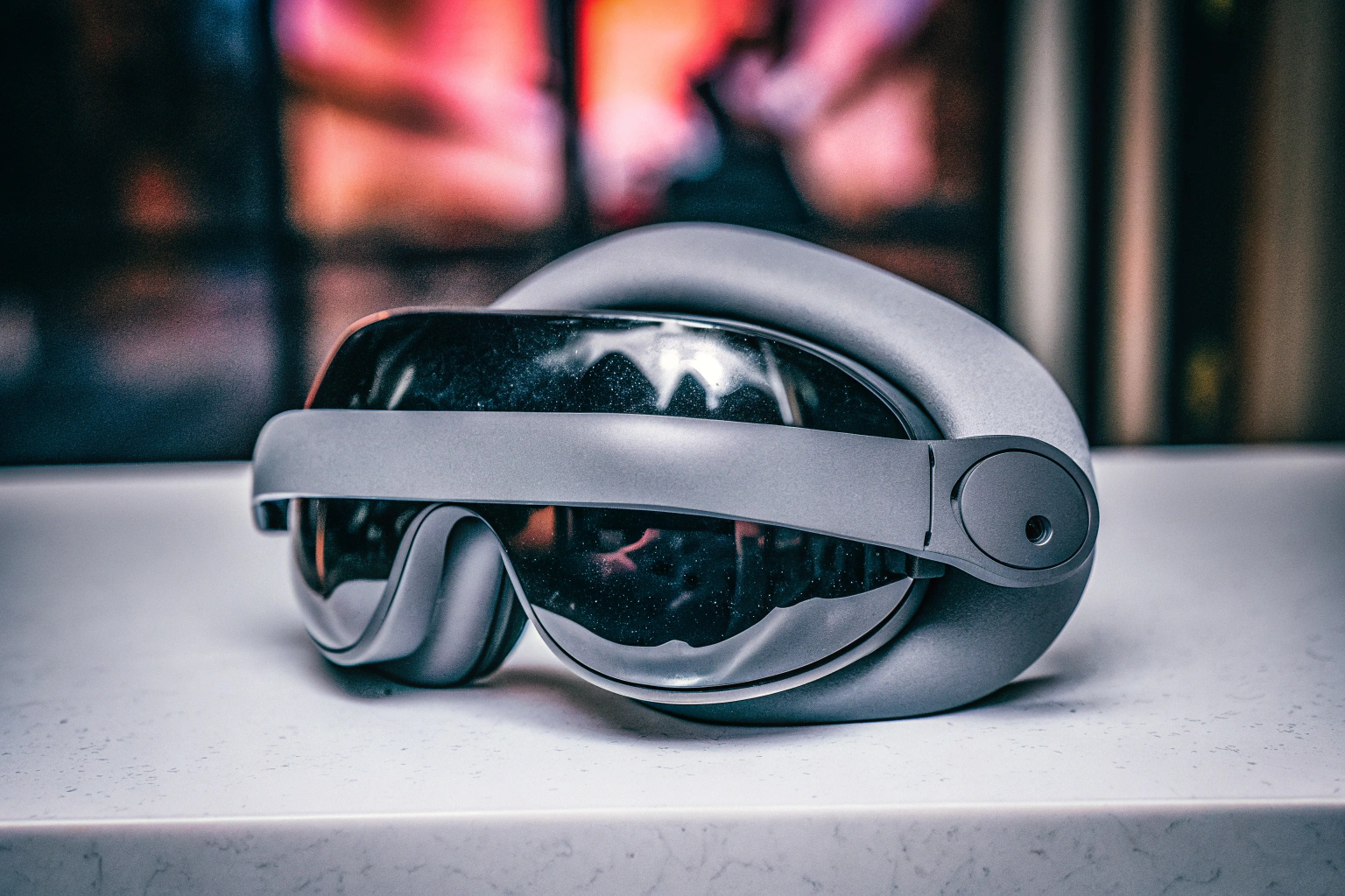 Detailaufnahme einer Person, die eine Meta Quest 3S VR-Brille trägt. Person mit Meta Quest 3S