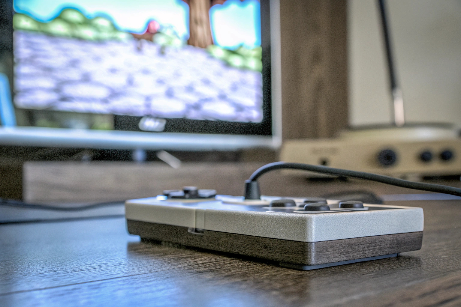 Detailaufnahme einer Retro-Konsole mit Gamepads, die nostalgische Spiele auf einem modernen TV zeigt. Retro-Konsole mit Gamepads