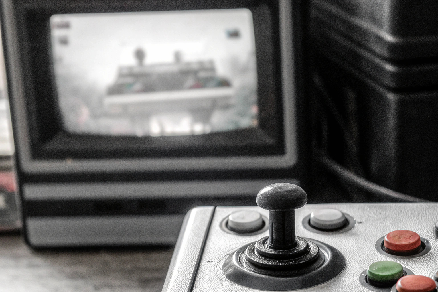 Detailaufnahme einer Retro-Konsole mit klassischem Spiel auf dem Bildschirm. Retro-Konsole mit klassischem Spiel