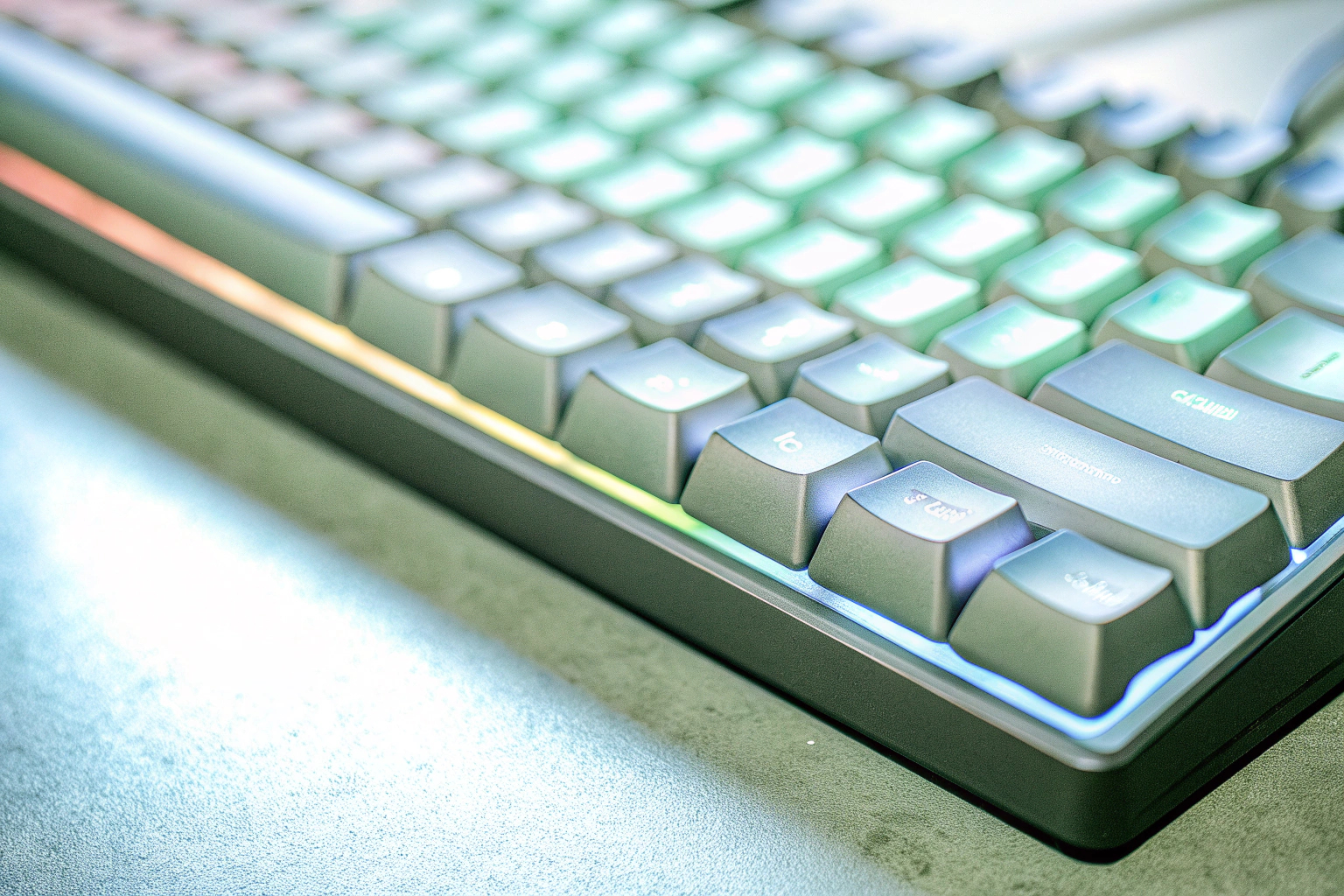 Detailaufnahme einer RGB-gaming Tastatur mit leuchtenden Tasten in verschiedenen Farben. RGB Gaming Tastatur Beleuchtung